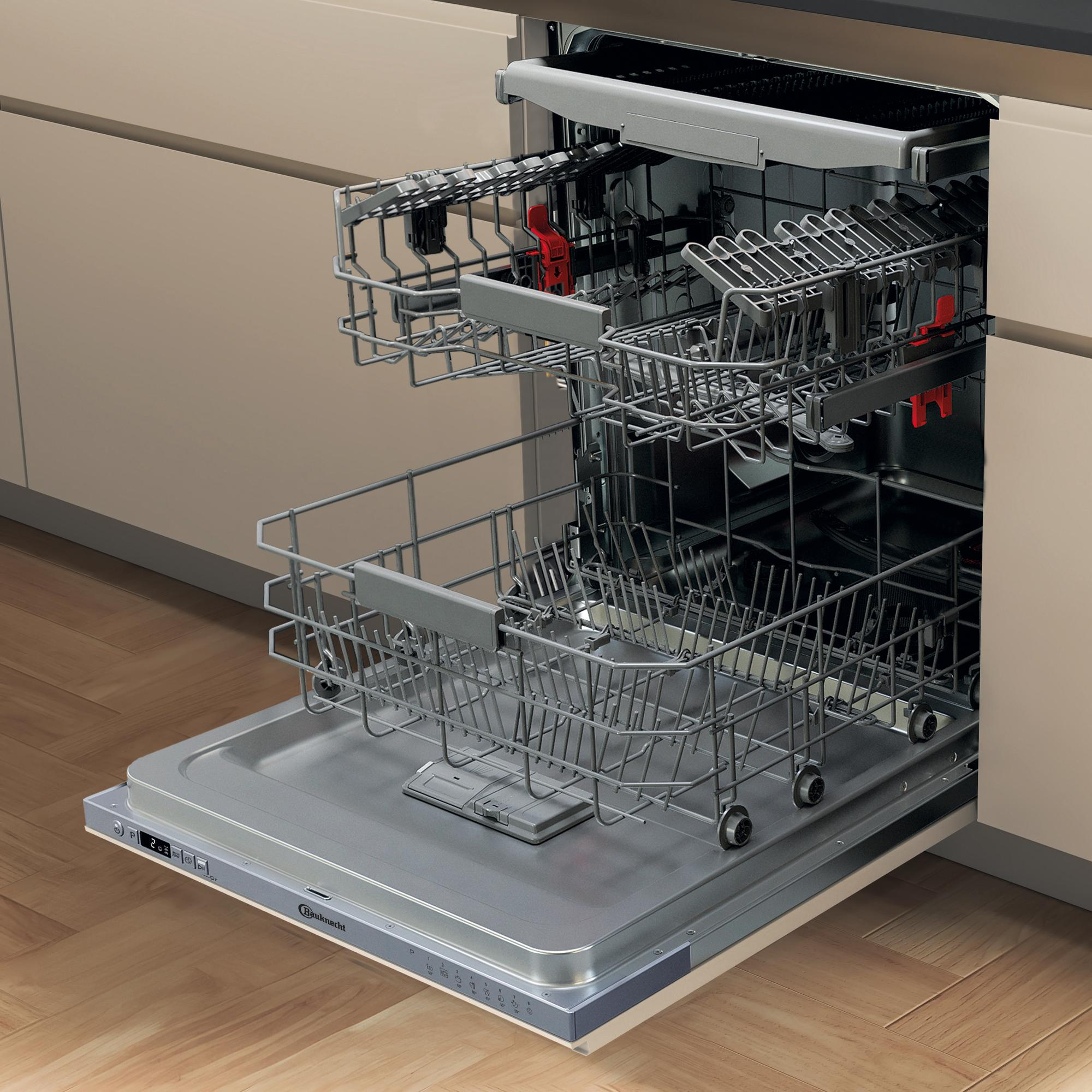 Eine offene Spülmaschine mit Regalen im Inneren. Es befindet sich in einer Küche mit Holzböden und Schränken.