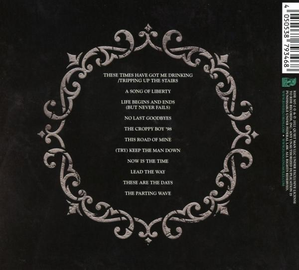 Pochette d'album avec titres de chansons en cercle. Fond noir, texte blanc, éléments décoratifs.