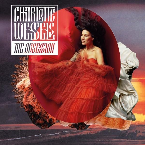 Albumcover mit einer Frau in einem roten Kleid. Der Hintergrund hat eine rote und orangefarbene Unschärfe. Künstlername sichtbar.