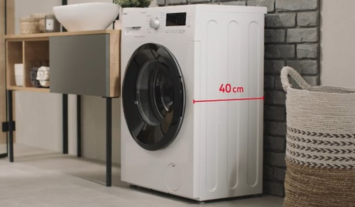 Pralka obok ściany. Czerwona linia wskazuje szerokość 40 cm.