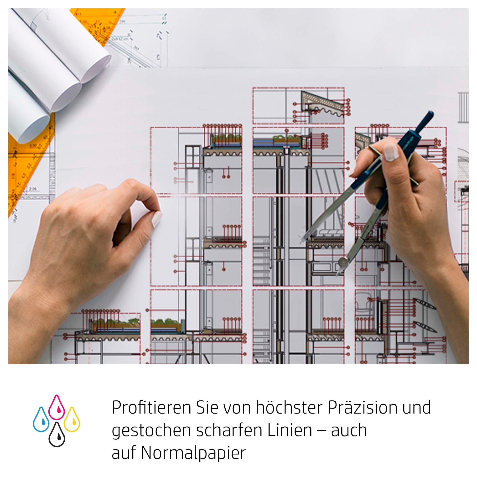 Hände, die mit einem Zirkel auf architektonischen Plänen zeichnen, mit anderen Werkzeugen und Papierrollen.