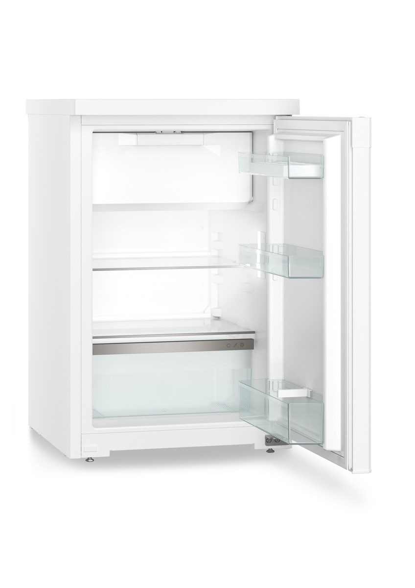 Biała lodówka z otwartymi drzwiami, pokazująca wewnętrzne półki.