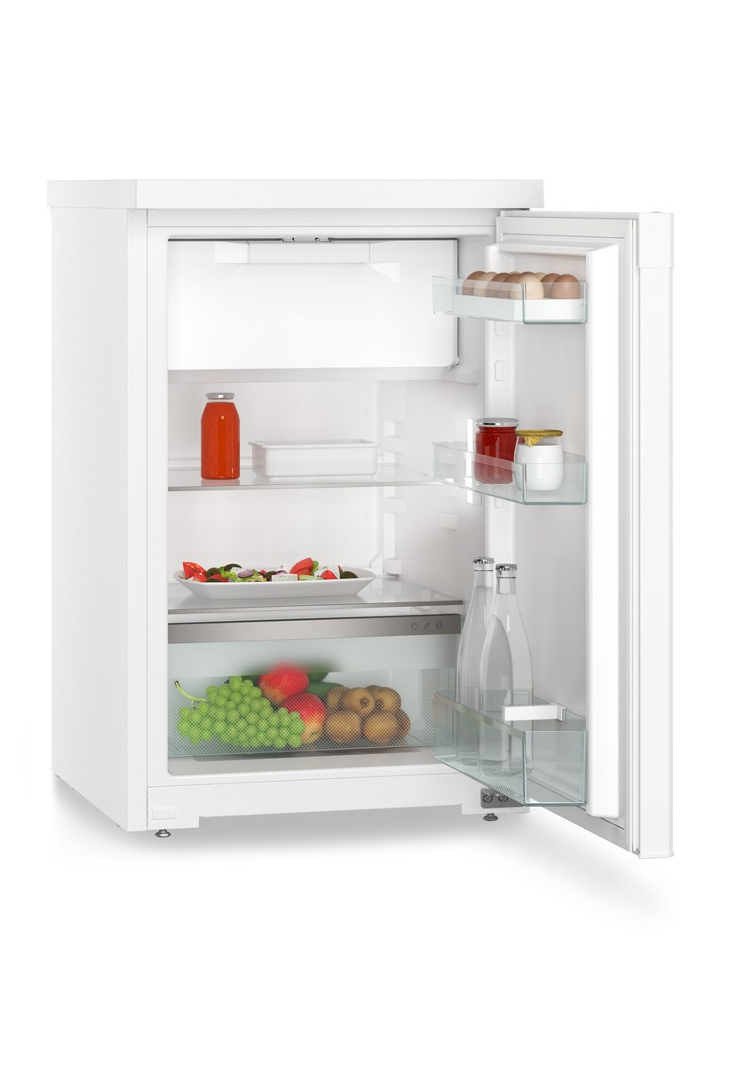 Lodówka z otwartymi drzwiami, owoce, warzywa i butelki w środku.