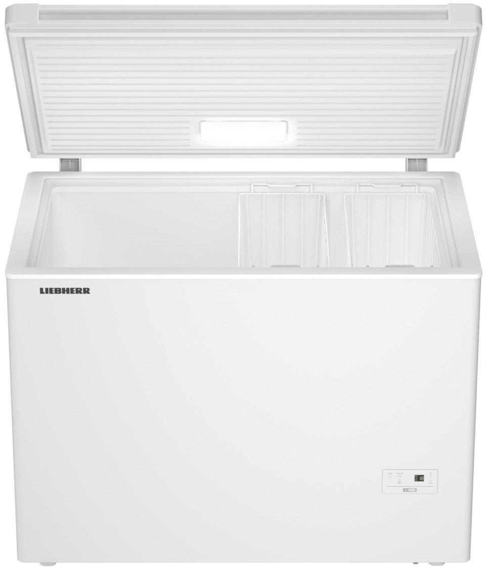 Biała zamrażarka z otwartą pokrywą. Wnętrze pokazuje dwa druciane kosze.