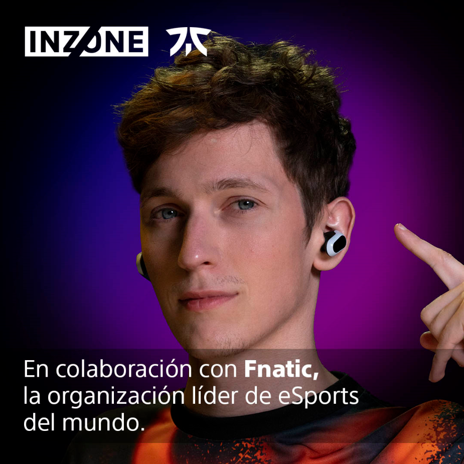 Hombre con auriculares, texto: 'En colaboración con Fnatic'.