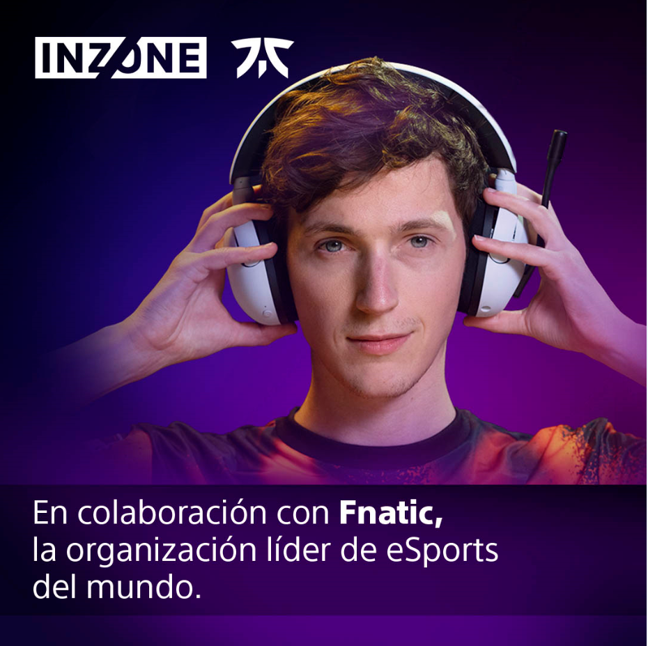 Hombre usando auriculares. Texto: En colaboración con Fnatic, la organización líder de eSports del mundo.