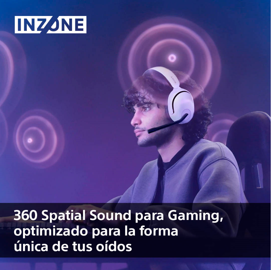 Hombre con auriculares, disfrutando juegos, con anuncio de sonido espacial.