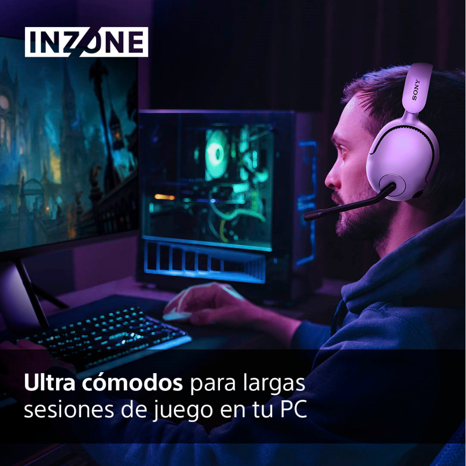 Una persona con auriculares está sentada frente a una computadora. Los auriculares son morados y tienen el logo de Sony.