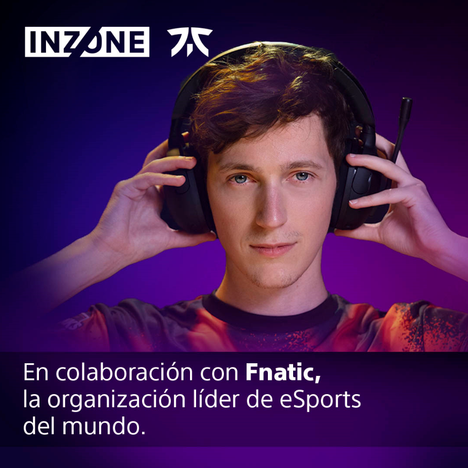 Un hombre con auriculares, promocionando una marca de juegos en español.