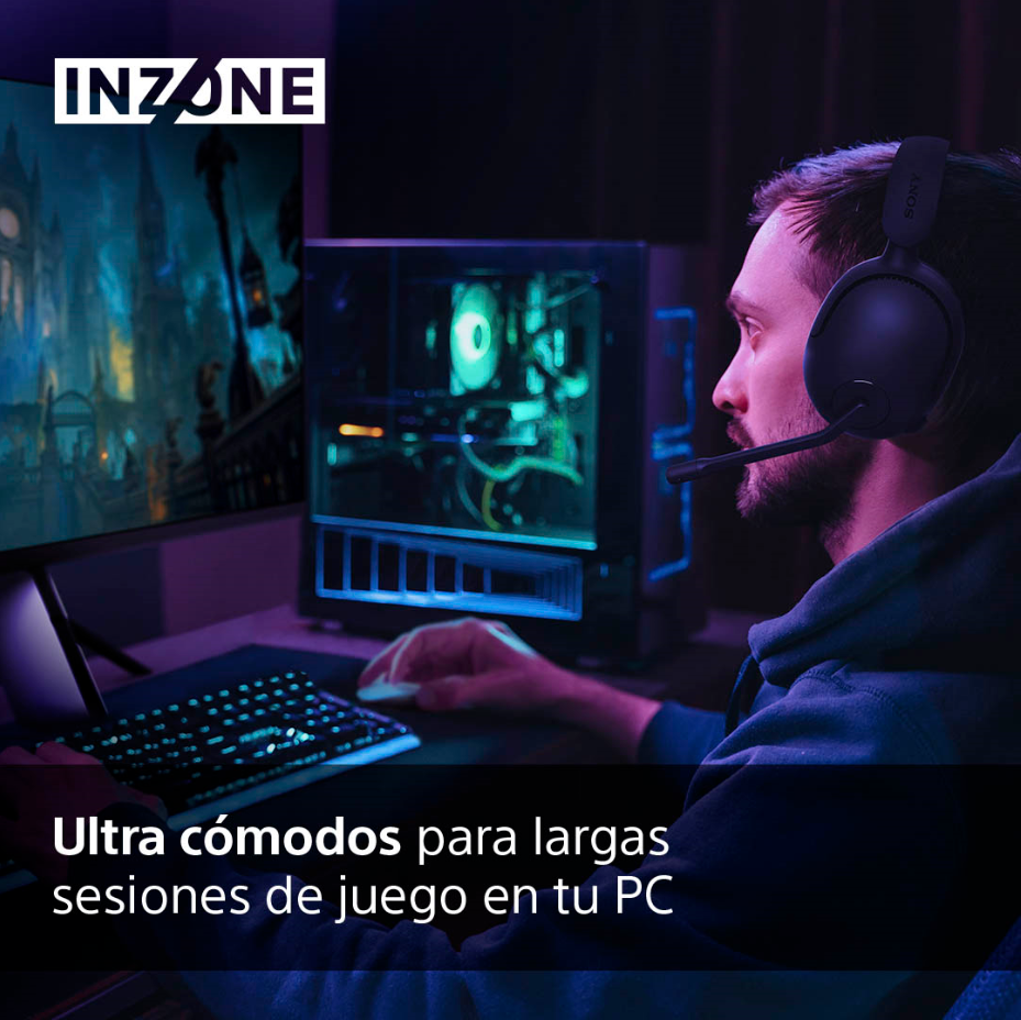 Jugador con auriculares y micrófono, sentado frente a un ordenador con pantalla.