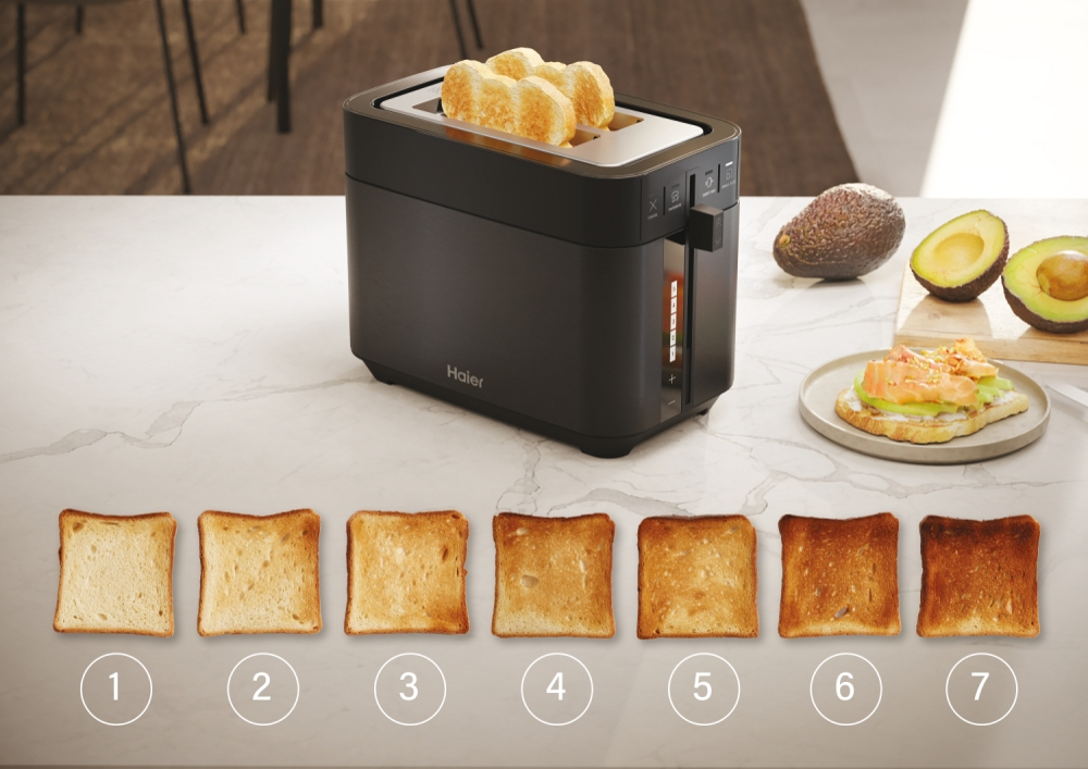 Beyaz tezgahta ekmek, avokado ve tost dilimleri olan siyah tost makinesi.