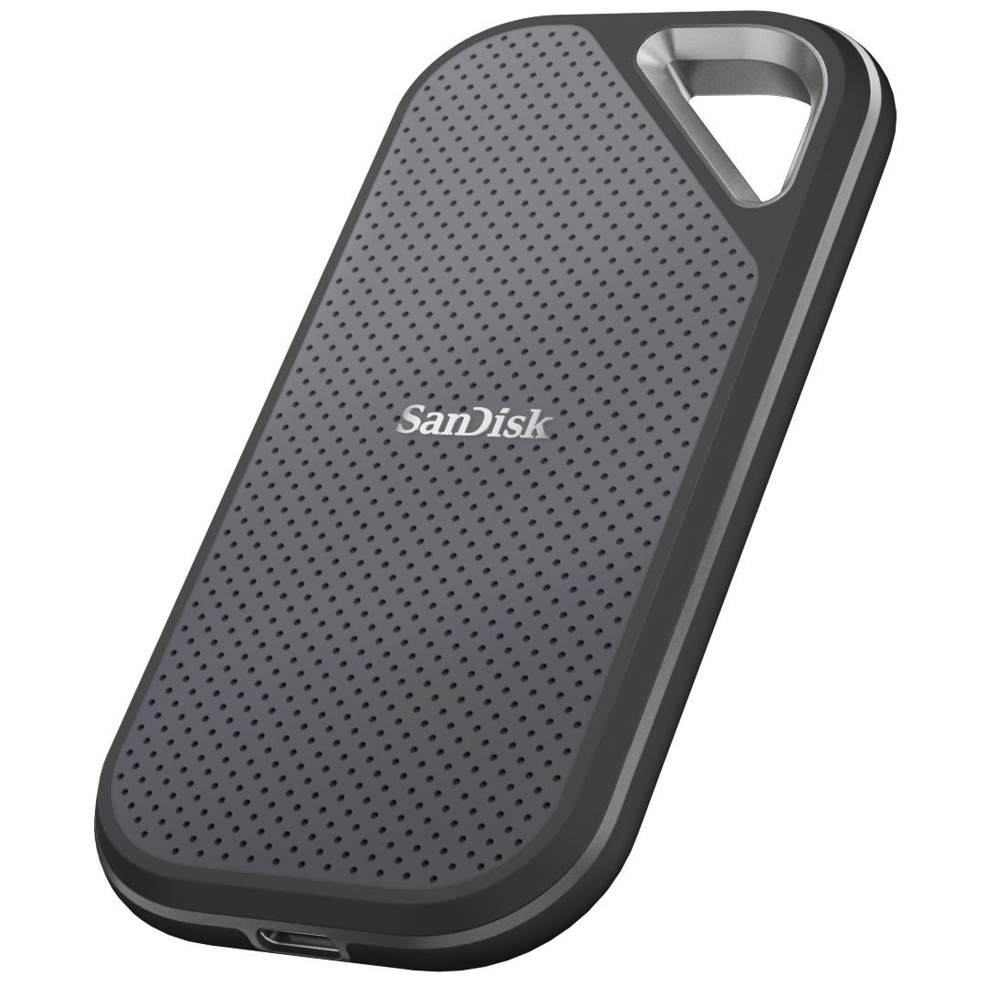 Eine dunkelgraue externe Festplatte von SanDisk. Die Oberfläche hat kleine Löcher und eine silberne Metallschlaufe.