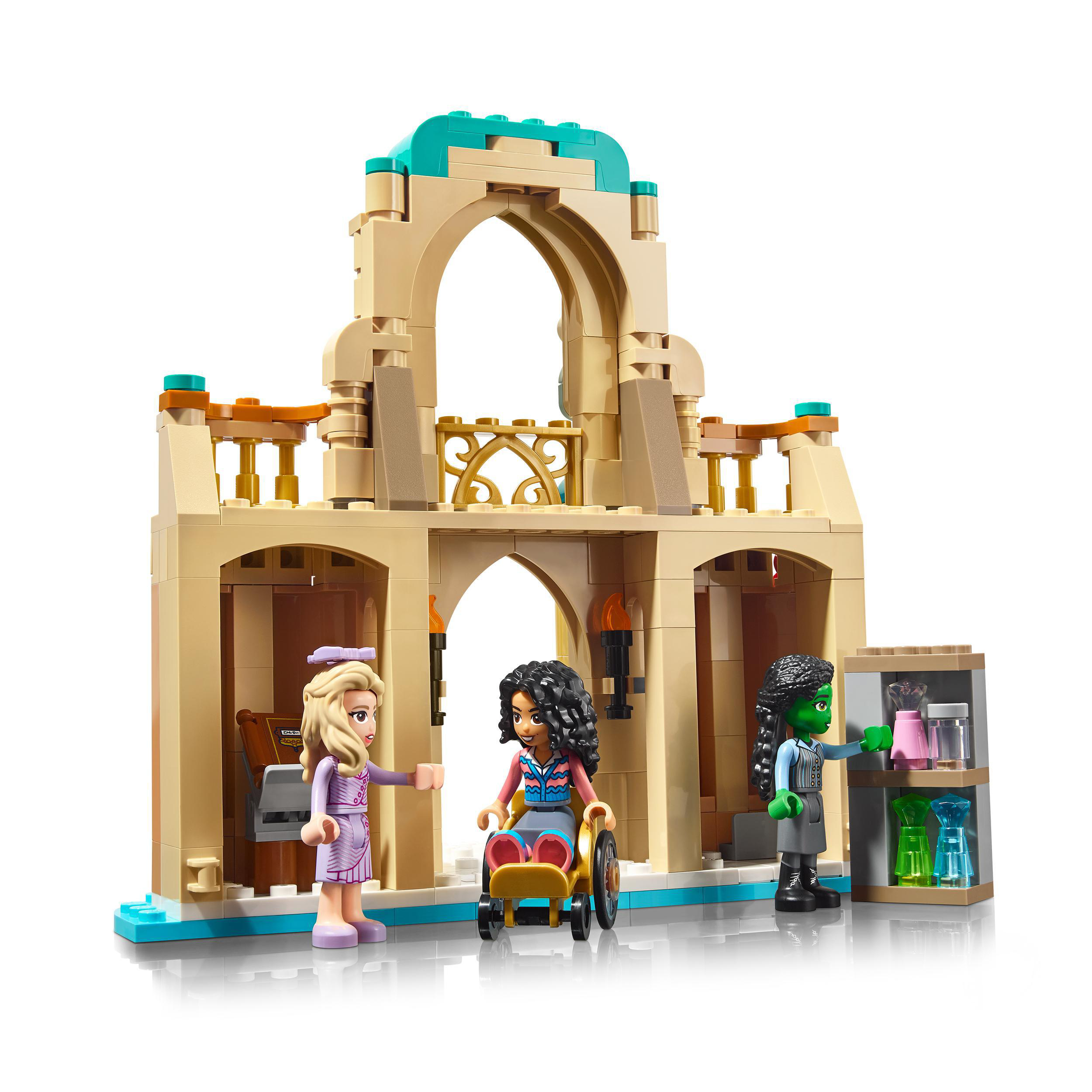 Lego-Set mit drei Figuren und einem Gebäude mit Torbogen. Helle Farben.