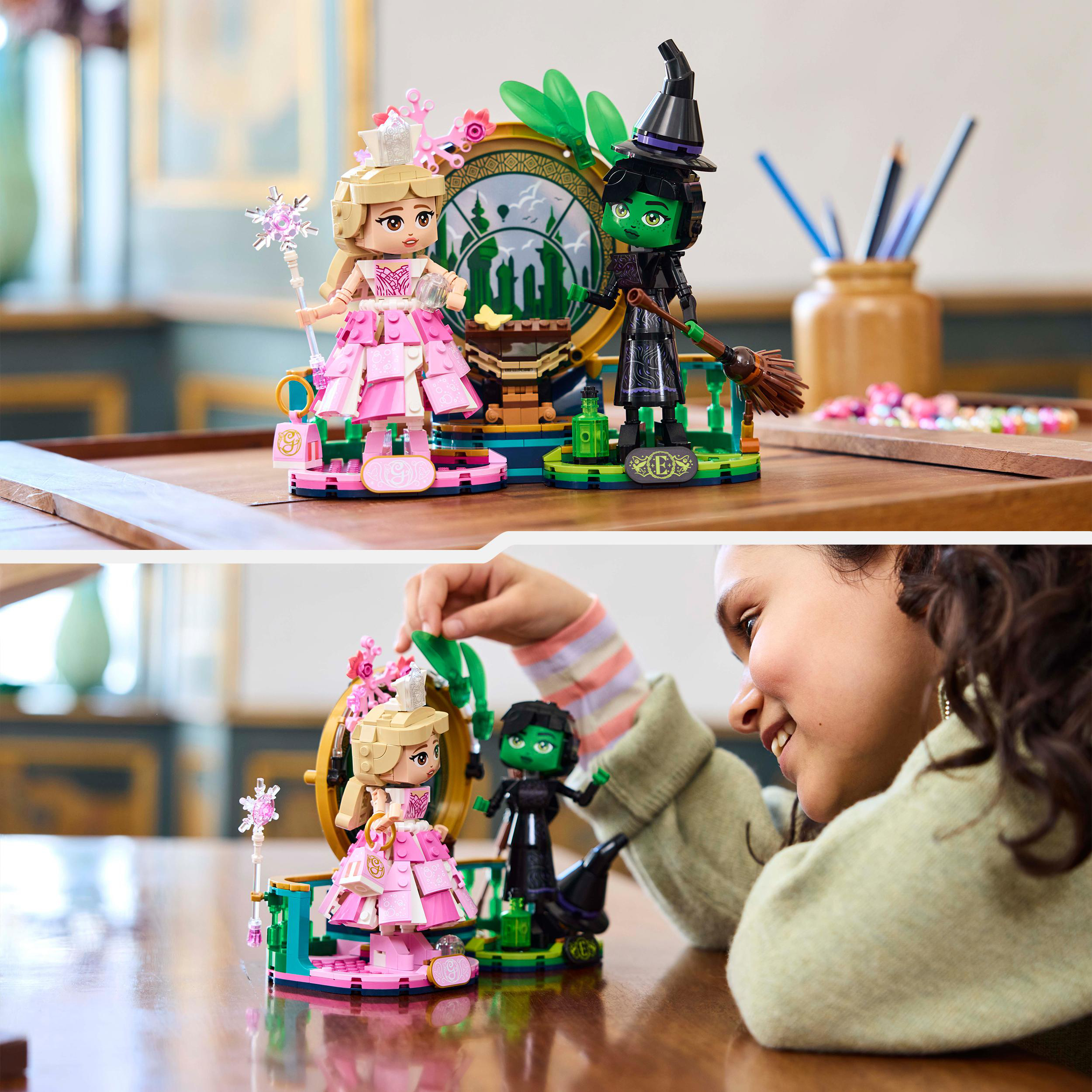 Zwei Lego-Figuren, eine Prinzessin und eine Hexe, mit einem Spiegel im Hintergrund. Die Prinzessin ist rosa.