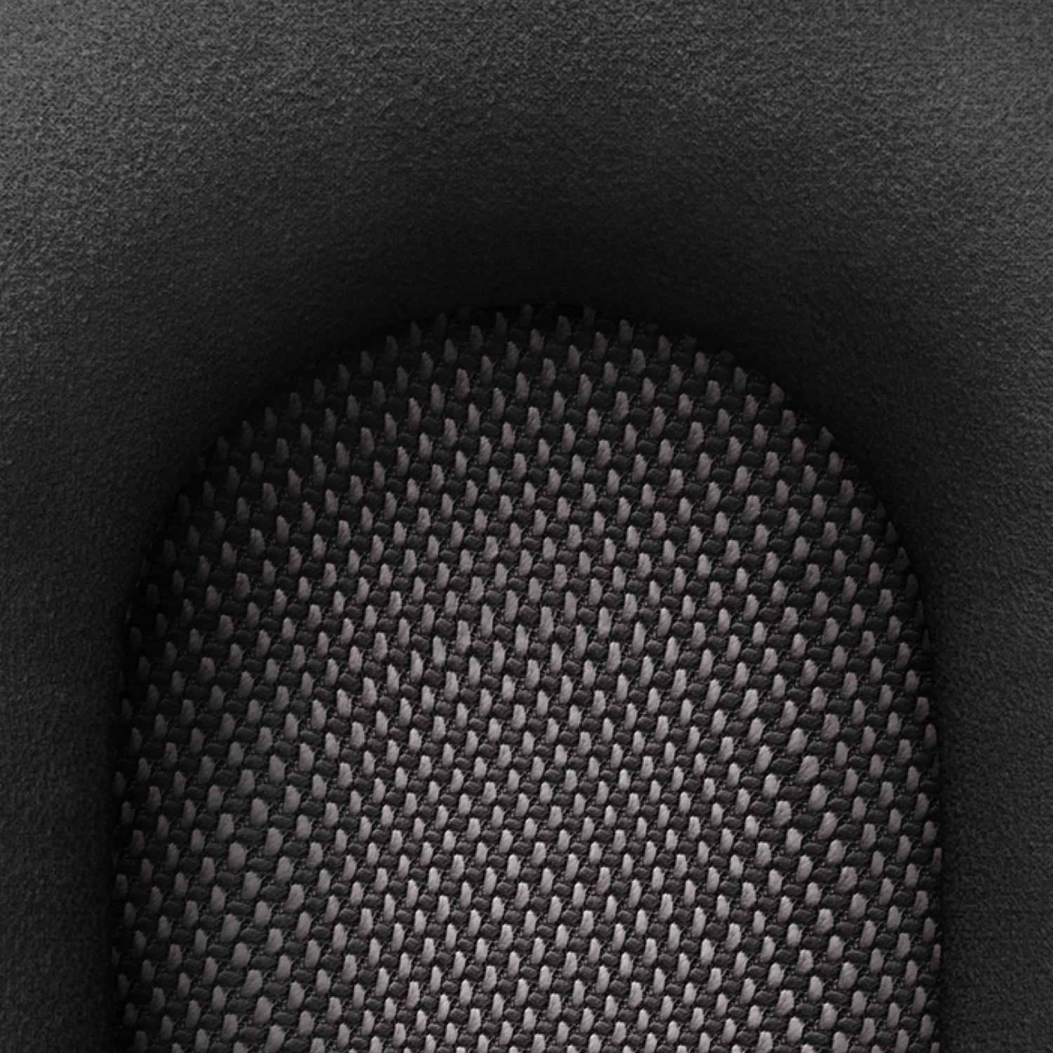 Gros plan sur un tissu noir avec un motif texturé. Il semble s'agir d'une semelle intérieure de chaussure.