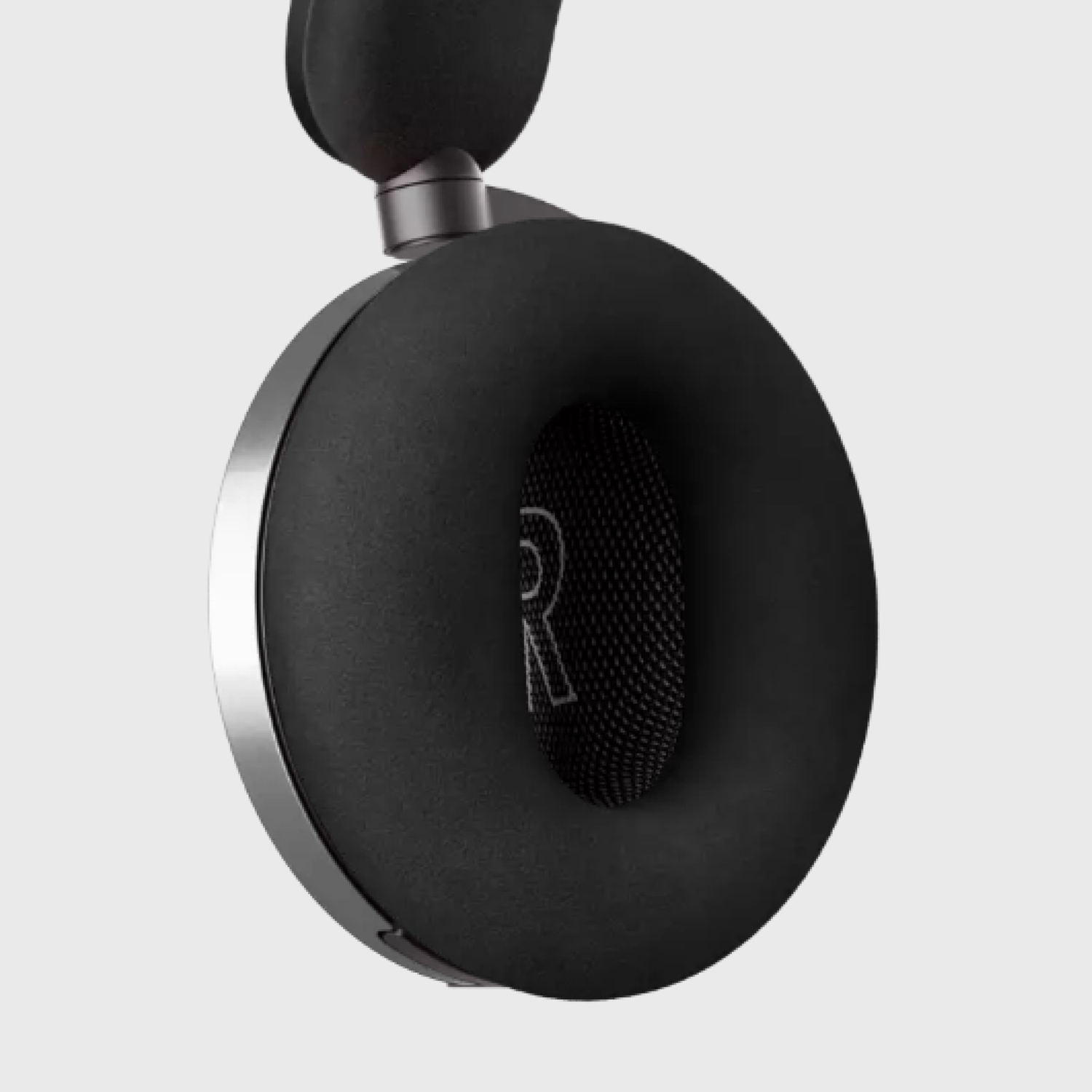Écouteur de casque avec coussin noir et bord argenté, vue en angle.