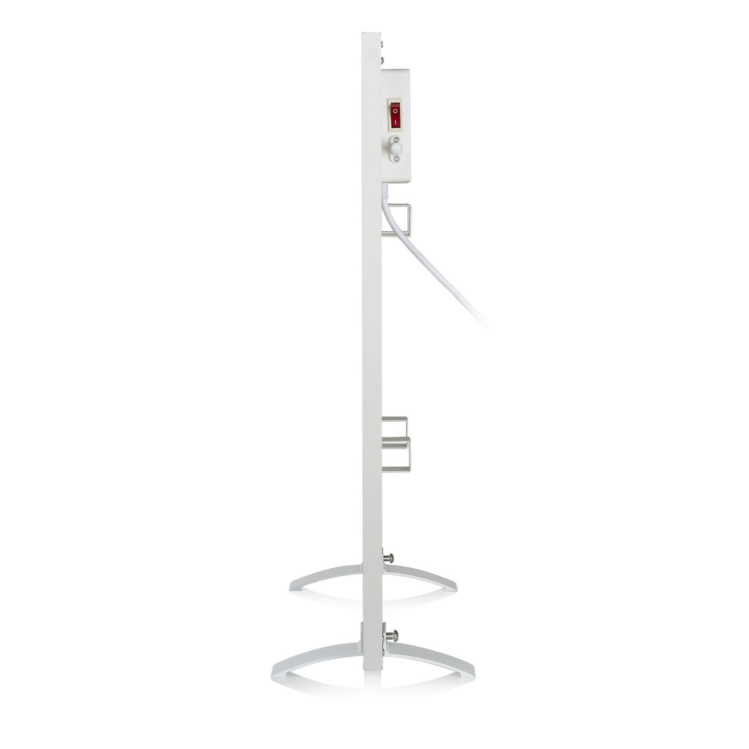 Un radiateur électrique blanc sur fond blanc. Il a un interrupteur d'alimentation rouge et des supports de pied en métal.