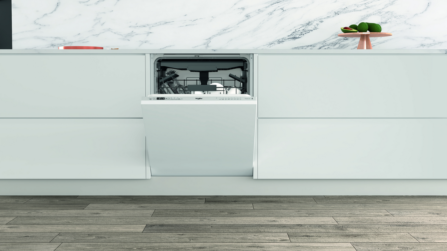 Una cocina blanca y limpia con un lavavajillas empotrado, abierto, que muestra platos limpios.