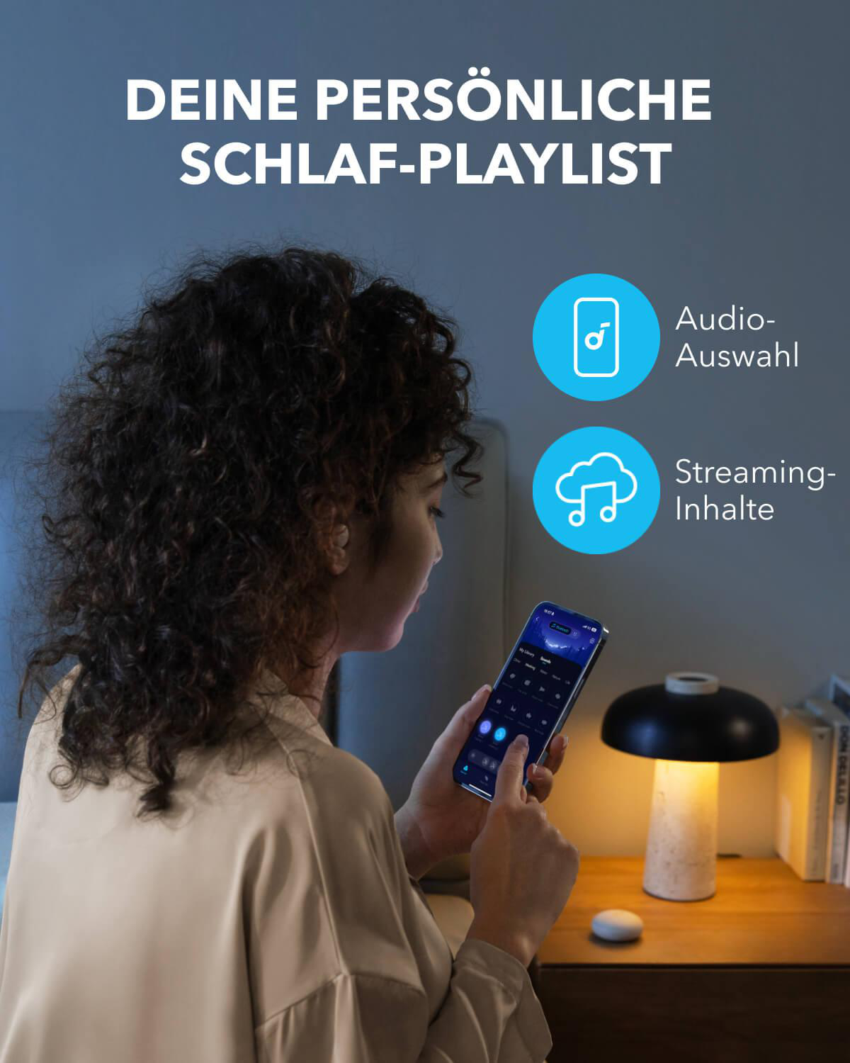 Eine Frau benutzt ihr Telefon, um eine Nachttischlampe zu steuern.