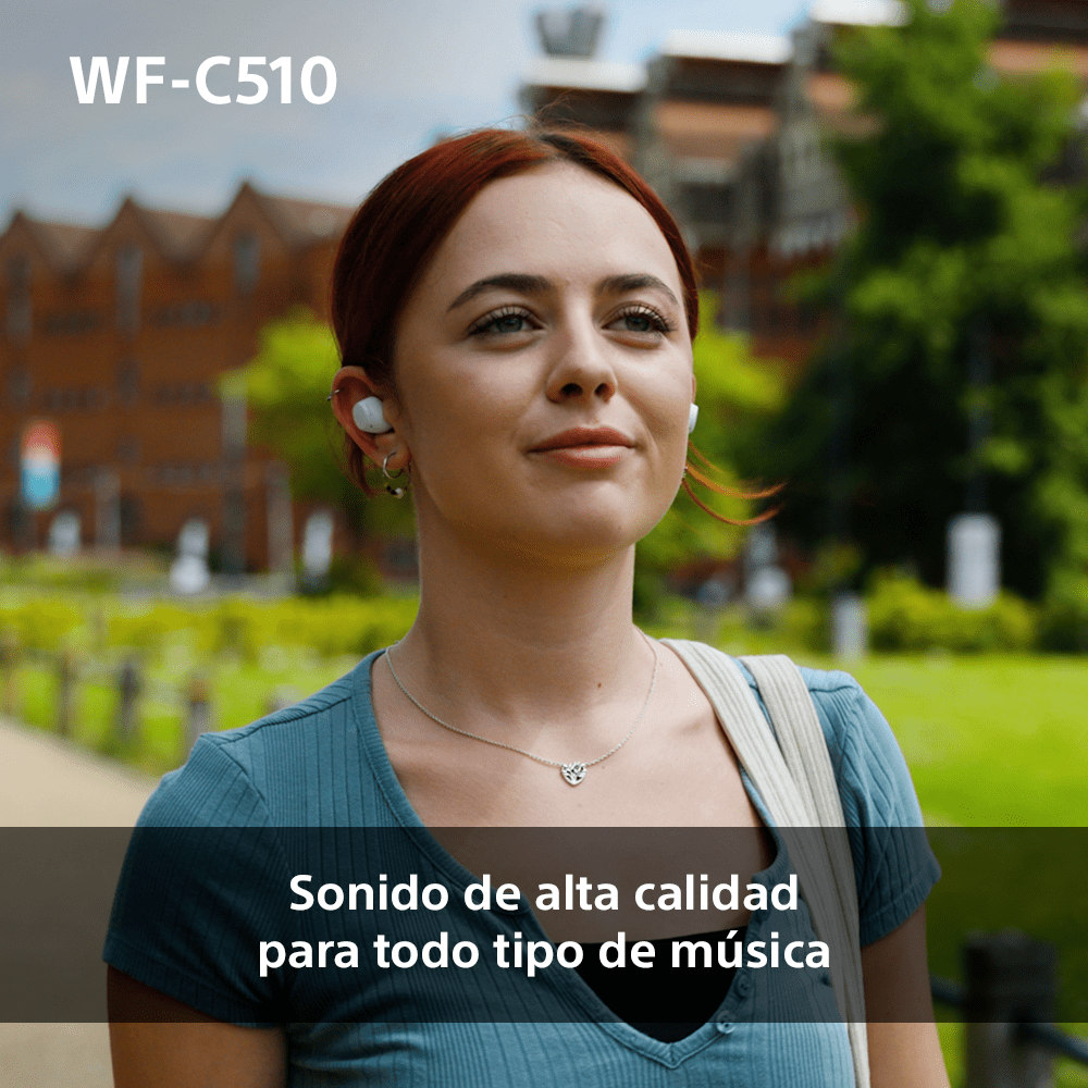 Mujer con auriculares blancos, sonriendo, con texto en español.