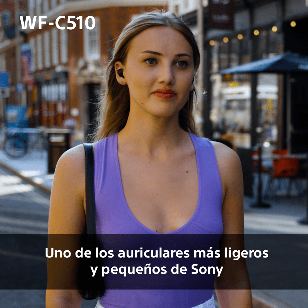 Mujer con auriculares, WF-C510, en una calle.