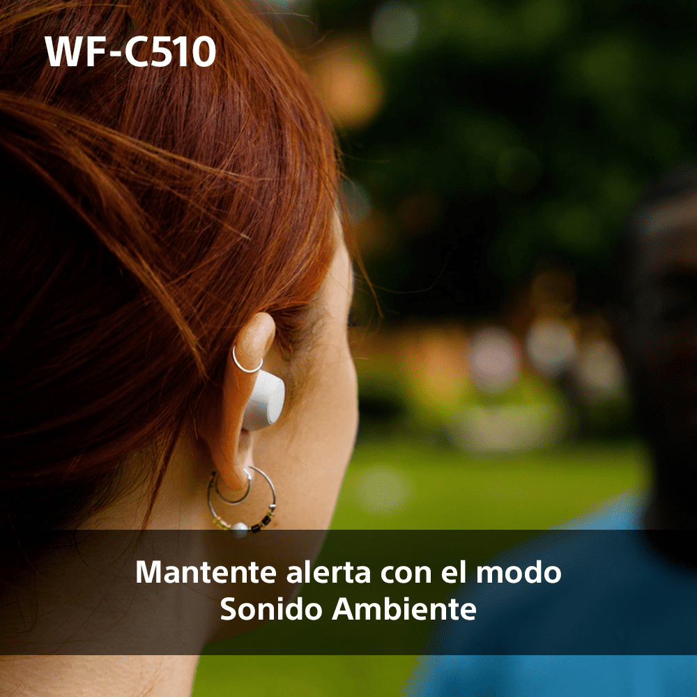 Mujer con auriculares, enfoque en uno.