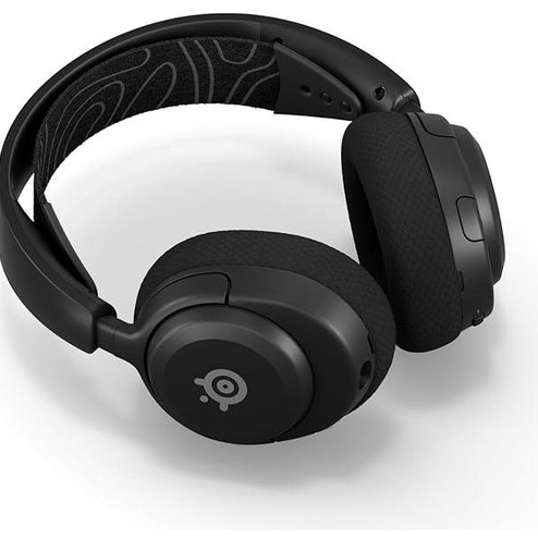 Kafa bandı, kulaklık başlıkları ve SteelSeries logosu olan siyah kulaklıklar.