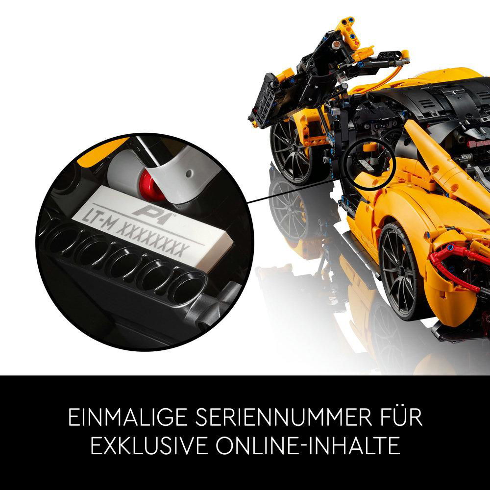 Lego Technic Auto mit eindeutiger Seriennummer auf weißem Schild.