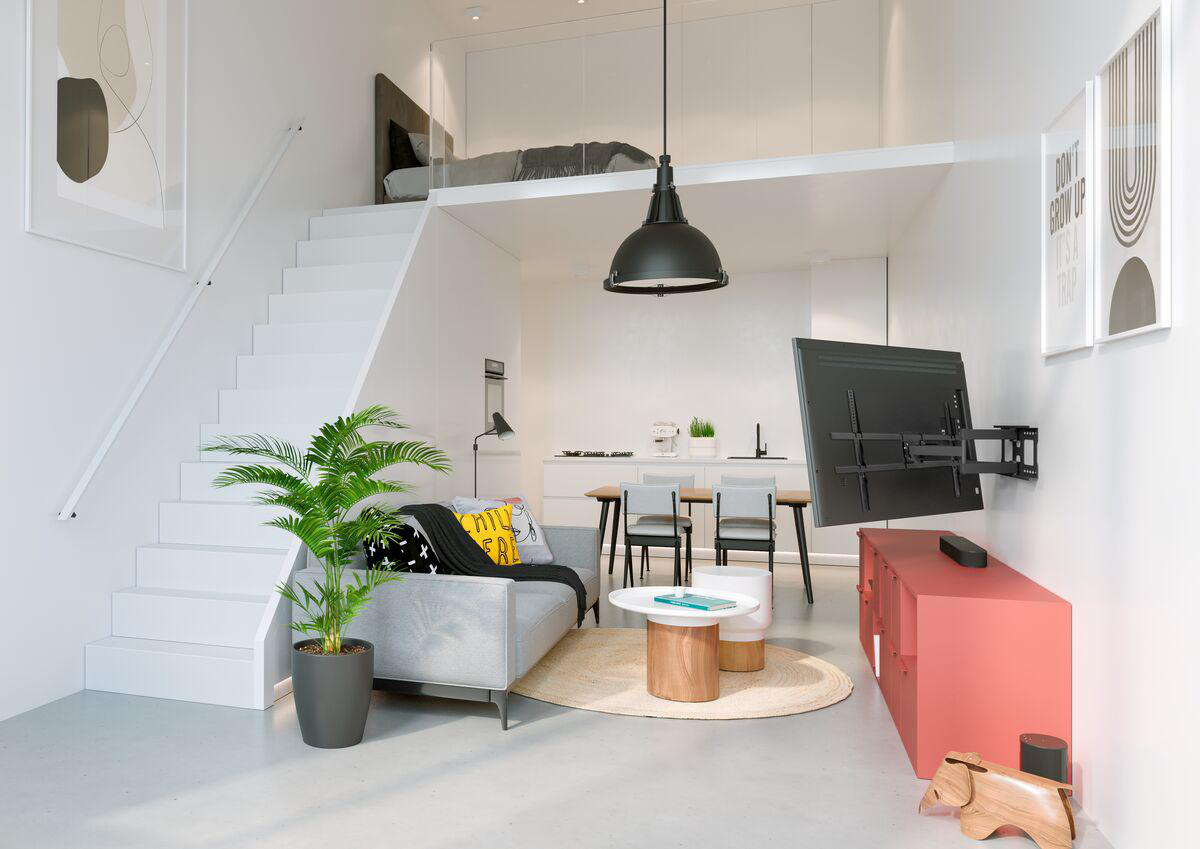 Ein modernes Wohnzimmer mit einem an der Wand montierten Fernseher.