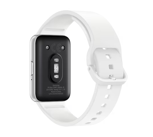 Spód smartwatcha, biały pasek, pokazujący czujniki i oznaczenia. Białe tło.