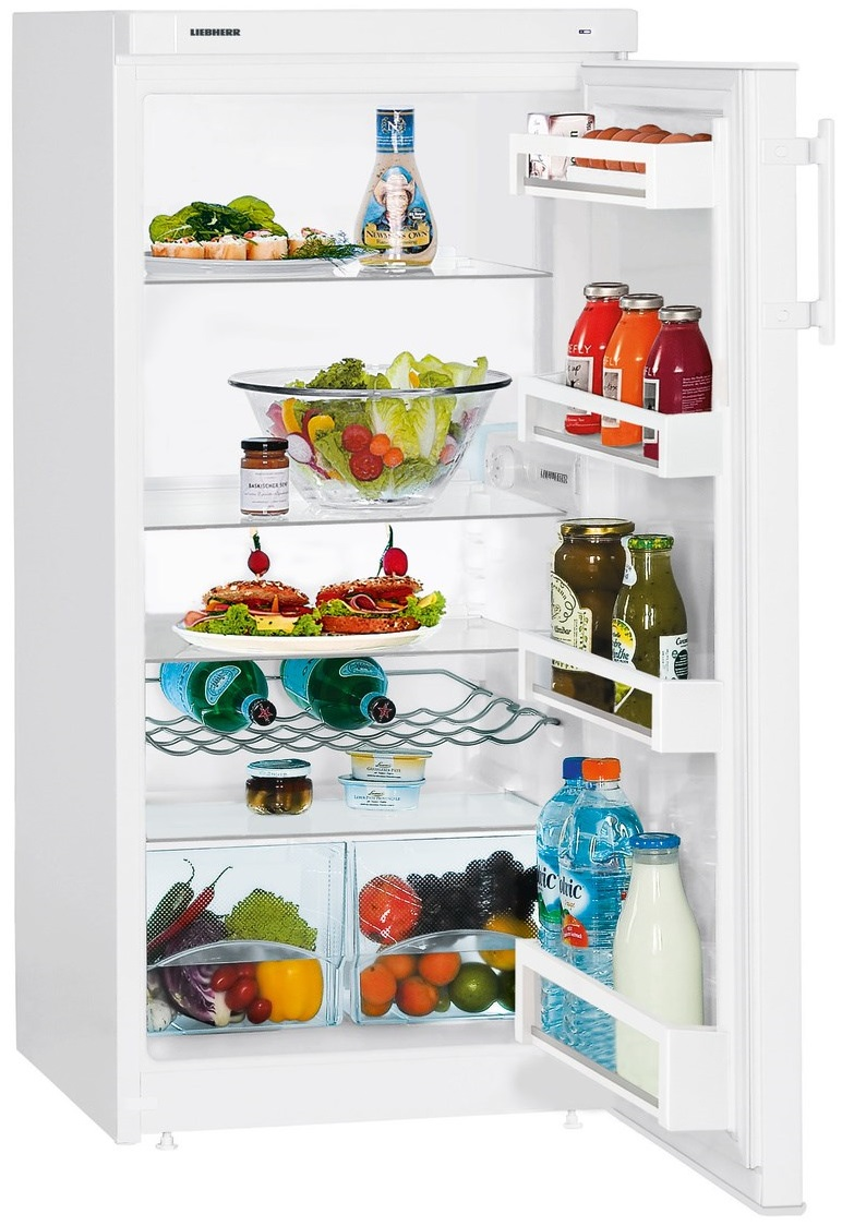 Lodówka z jedzeniem w środku. Różne przedmioty są widoczne na półkach, otwarte drzwi.