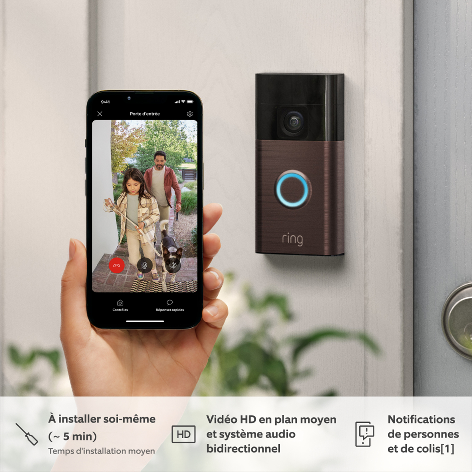 Personne tenant un téléphone montrant une vidéo d'un homme, femme et chien.