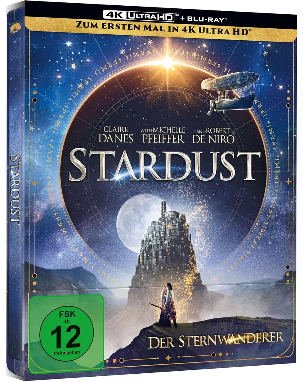 Ein weißer Truhenfrierer mit geöffnetem Deckel, der das Innere zeigt.