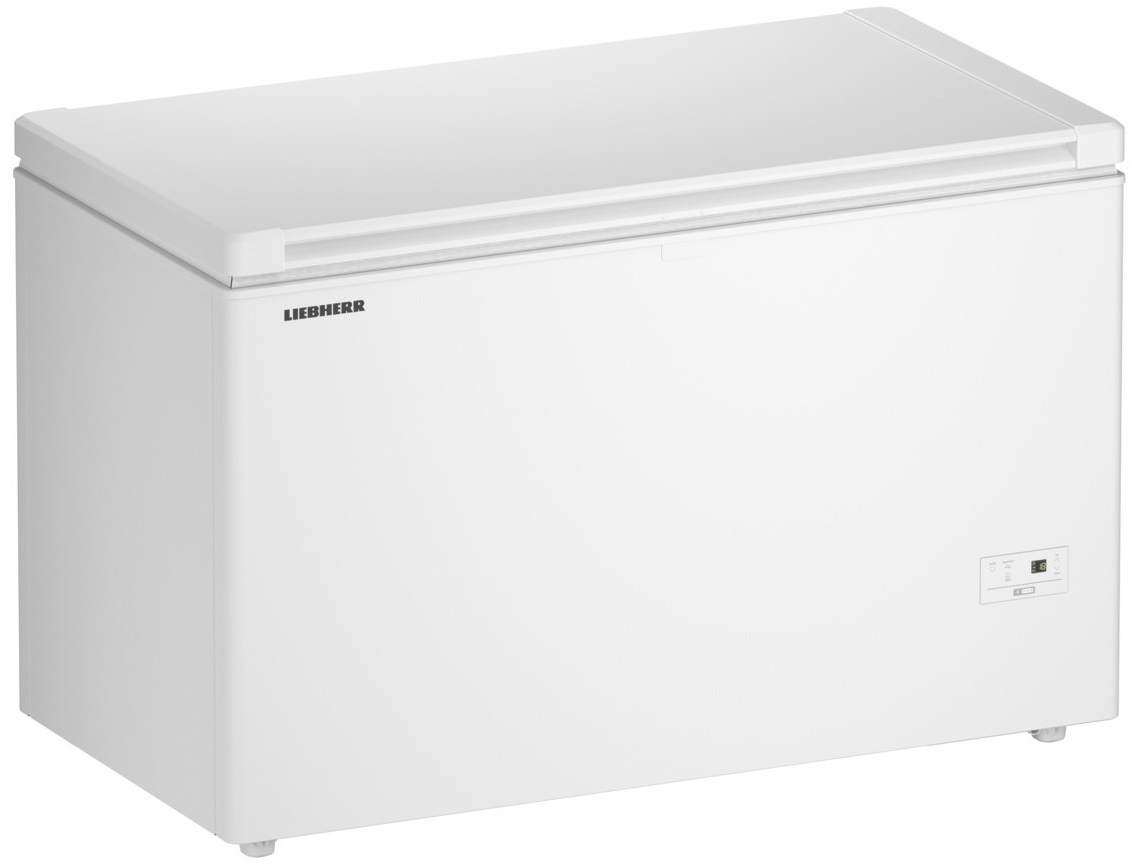 Biała zamrażarka skrzyniowa z płaskim blatem. Zamrażarka jest na białym tle.