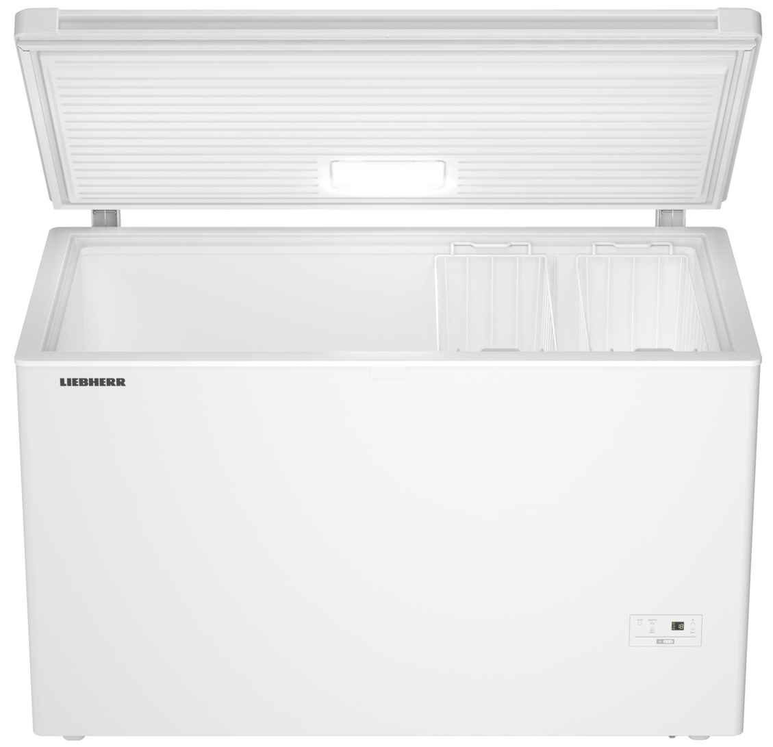 Biała zamrażarka skrzyniowa, otwarta pokrywa. Wewnątrz dwa białe kosze druciane.