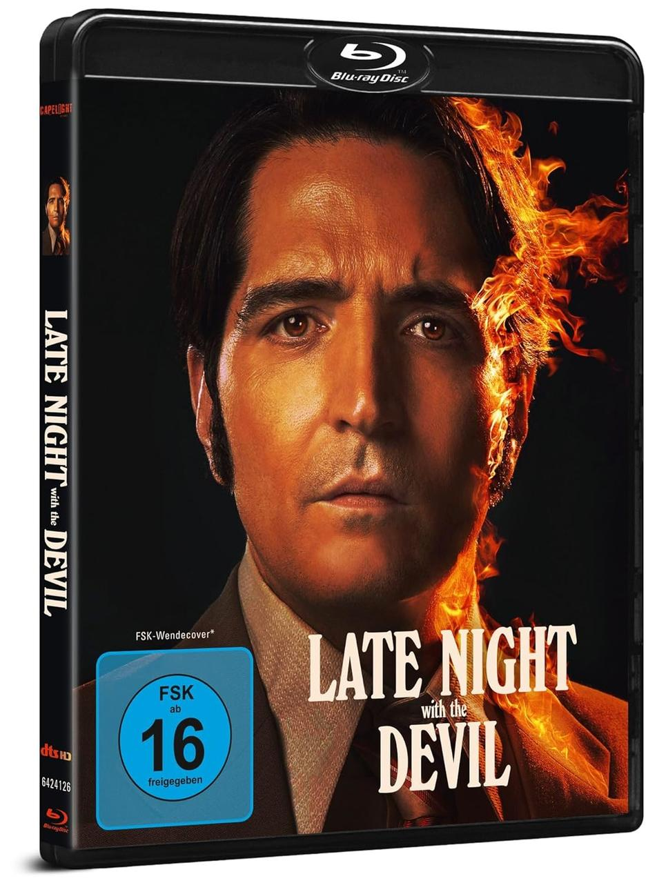 Blu-ray-Hülle von 'Late Night with the Devil' mit Flammen auf einem Gesicht.