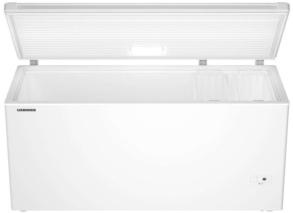 Biała zamrażarka skrzyniowa z otwartą pokrywą, odsłaniająca komorę wewnętrzną i druciany kosz.