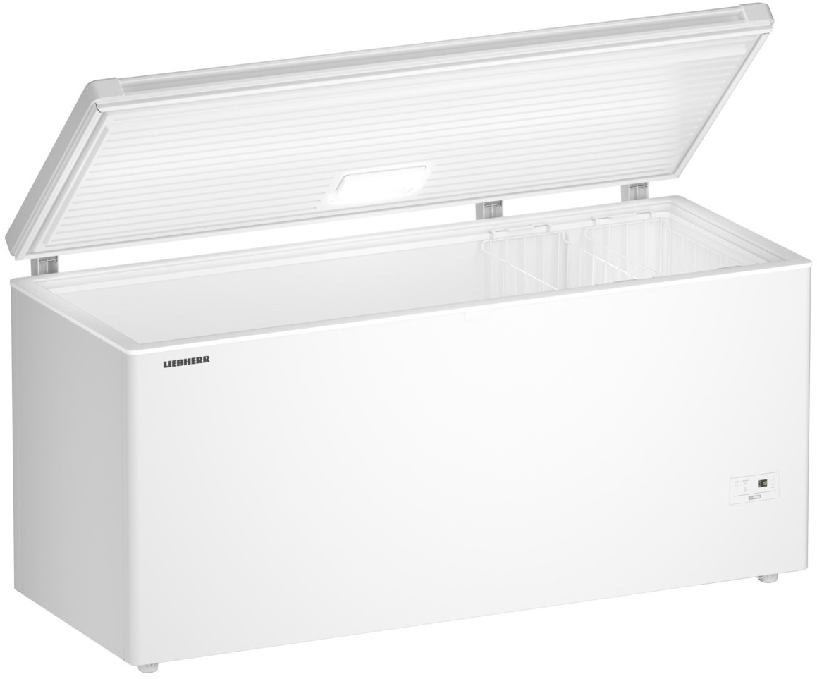 Biała zamrażarka skrzyniowa z otwartą pokrywą, pokazująca wnętrze.