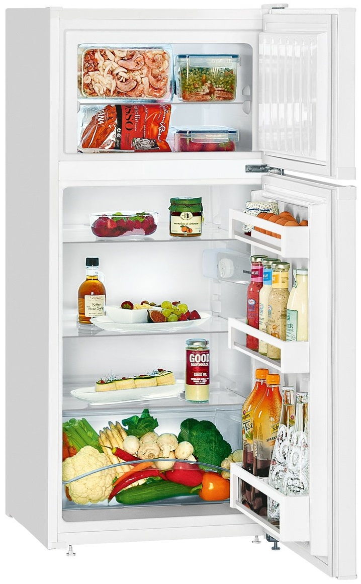 Biała lodówka z otwartymi drzwiami, pokazująca półki z produktami spożywczymi.