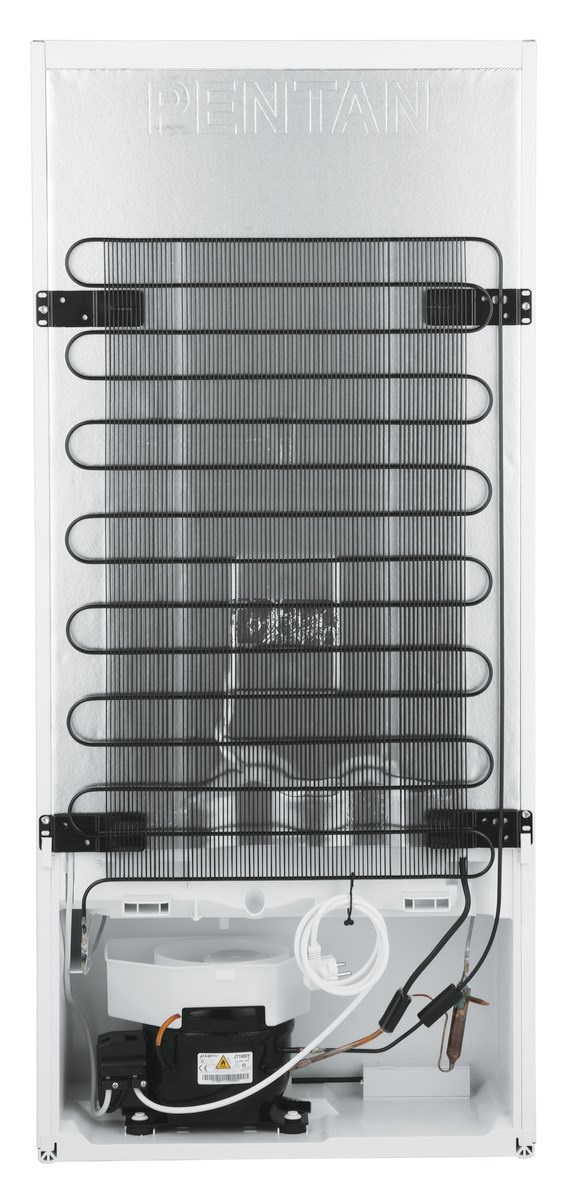 Tył białej lodówki z czarnymi cewkami i kompresorem na dole.