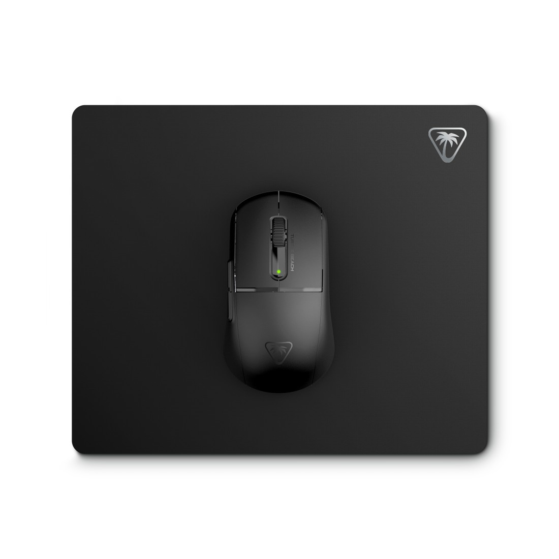 Eine schwarze Maus auf einem schwarzen Mauspadd. Ein Logo befindet sich in der oberen rechten Ecke des Mauspads.