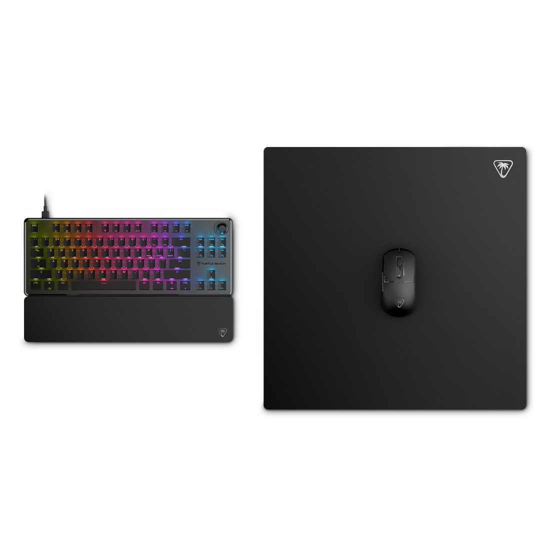 Gaming-Setup: eine Tastatur mit Handgelenkauflage, eine Maus und ein Mauspad, alles auf weißem Hintergrund.