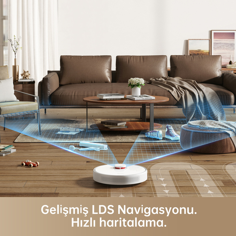 Robot süpürge ahşap bir zemini temizliyor. Zeminde halı ve mobilyalar var.