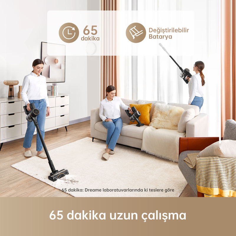 Üç kişi bir oturma odasını bir elektrikli süpürgeyle süpürüyor, sağ üst köşede metin var.