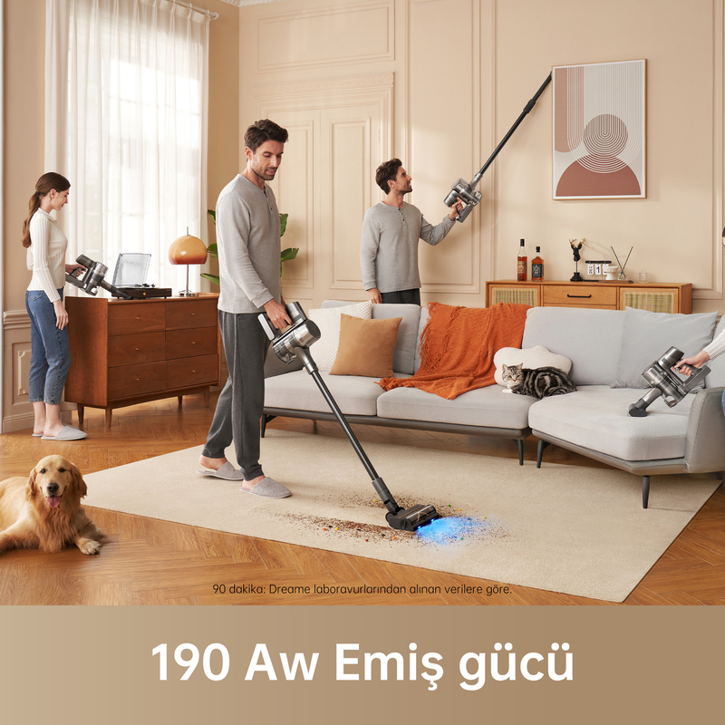 Bir oturma odasında insanlar elektrik süpürgesi kullanıyor. Bir kişi zemini süpürüyor.