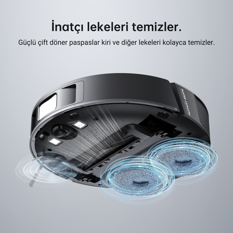 Siyah bir robot süpürgenin alt görünümü. Temizlik çizgileri olan iki döner paspas görünür.