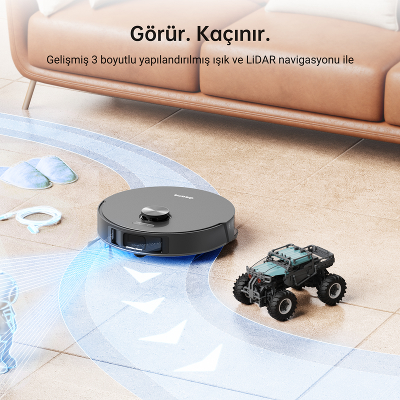 Karo zemin üzerinde oyuncak araba ile bir robot süpürge. Temizlenen yol vurgulanır.
