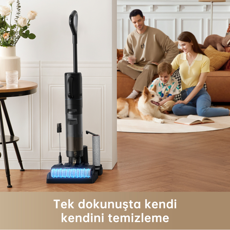 Temizlik robotu ile oturma odasında aile. Metin: Tek dokunuşla kendi kendini temizleme.