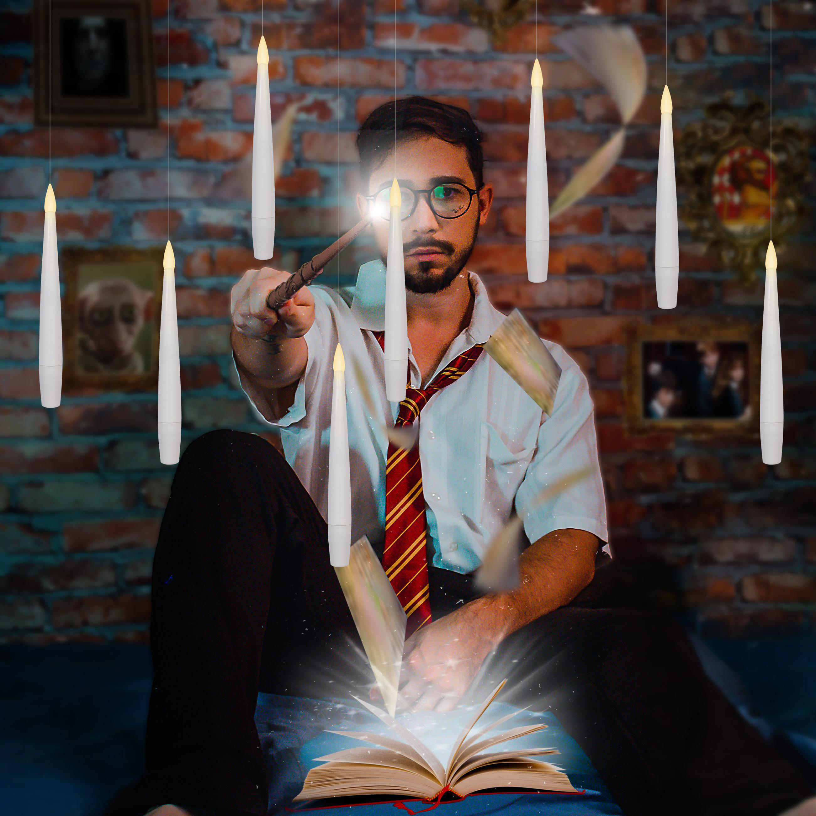 Ein als Harry Potter verkleideter Mann, der mit einem Zauberstab einen Zauberspruch ausführt, umgeben von schwebenden Kerzen und Seiten.
