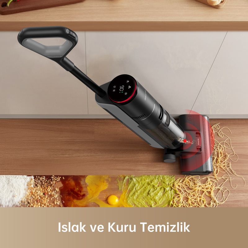 Ahşap zeminde siyah ve gri kablosuz bir elektrik süpürgesi. Malzemeler yere dağılmış.